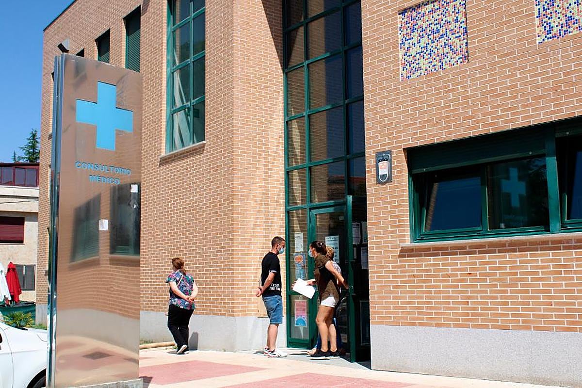 Usuarios del consultorio médico de Carbajosa saliendo del edificio.