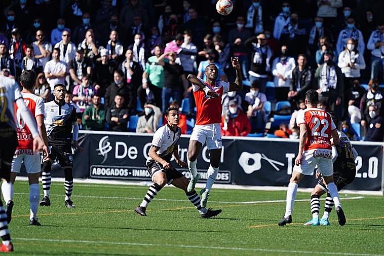 Imagen del duelo del domingo entre el Unionistas y el Racing de Santander.