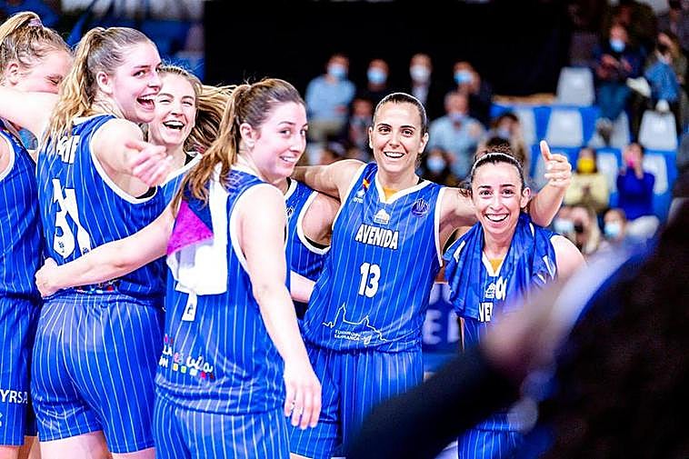 Las jugadoras del Avenida celebran su triunfo
