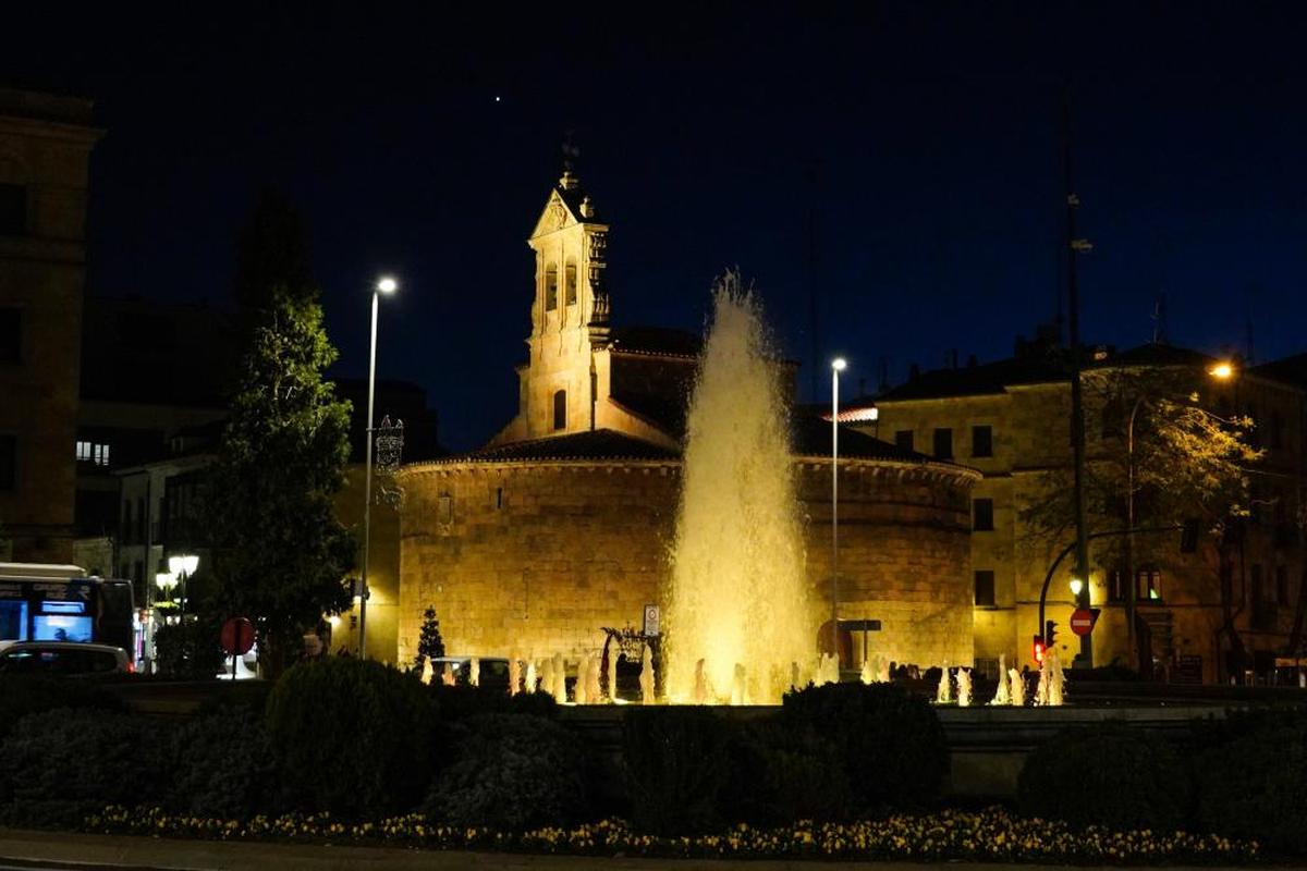 La fuente de la Puerta de Zamora, iluminada de amarillo
