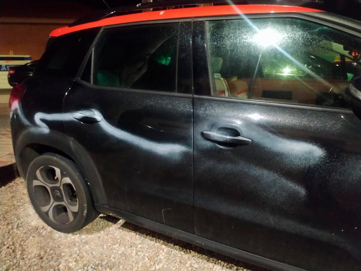El coche del alcalde de Doñinos, vandalizado