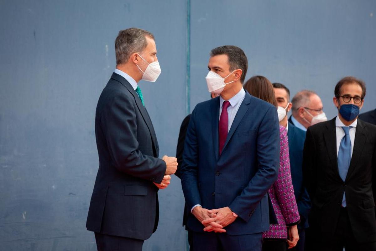 Felipe VI junto a Pedro Sánchez