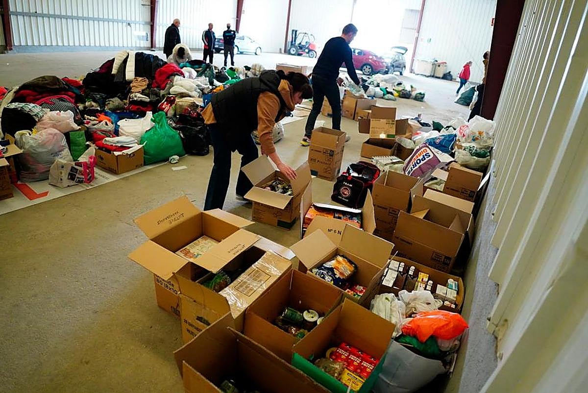 Los ucranianos organizando las donaciones recibidas.