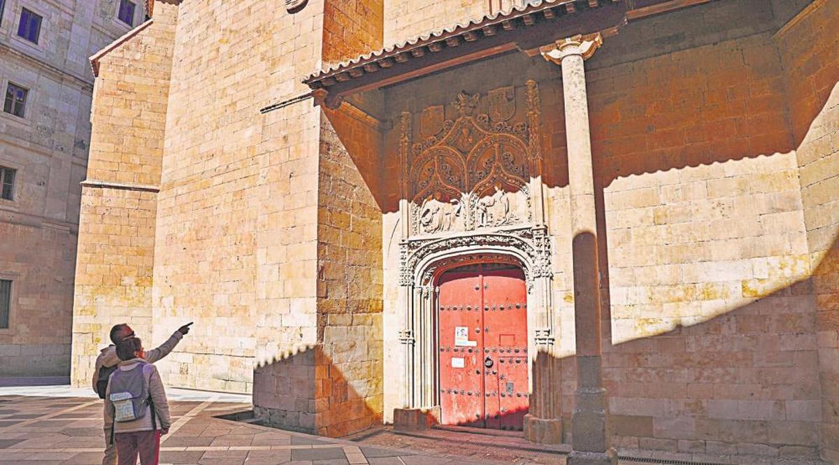 La iglesia de San Benito se alza en la plaza del mismo nombre, junto a la calle Compañía