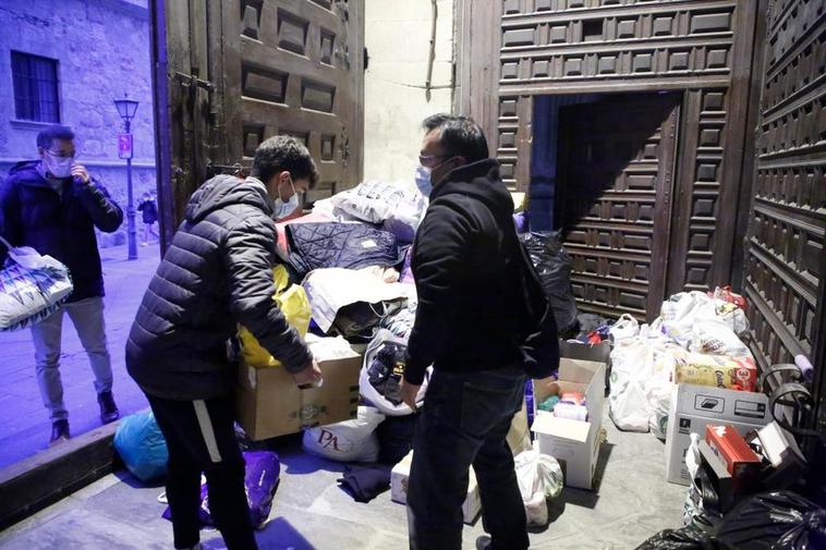 Llegada de ropa y material a la iglesia de La Purísima