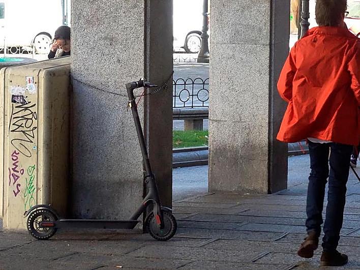 Un patinete eléctrico en una calle de Salamanca
