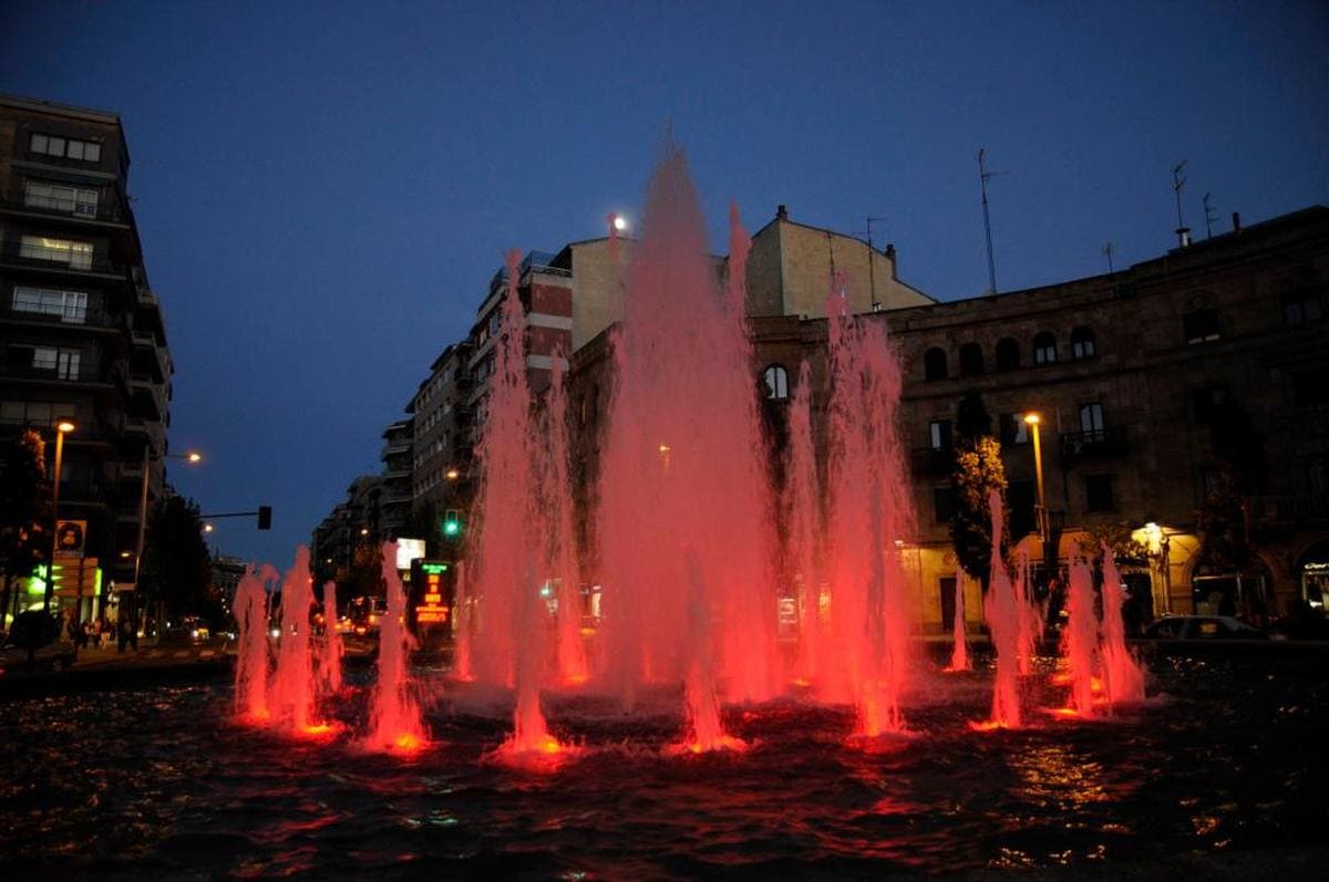 La fuente de la Puerta Zamora iluminada de color rojo