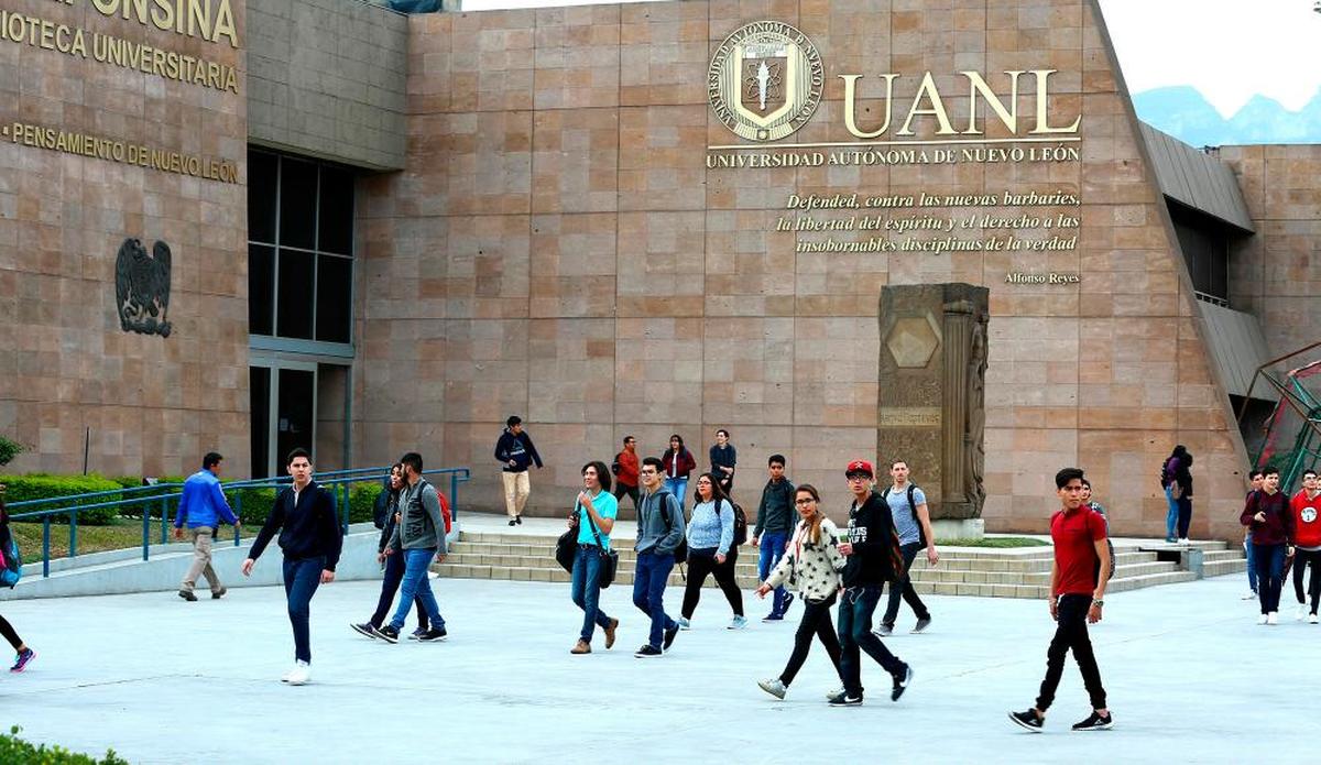 Estudiantes en el campus de la Universidad Autónoma de Nuevo León.