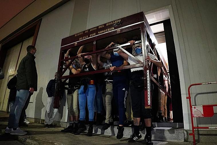 Costaleros salmantinos durante los ensayos de Semana Santa.
