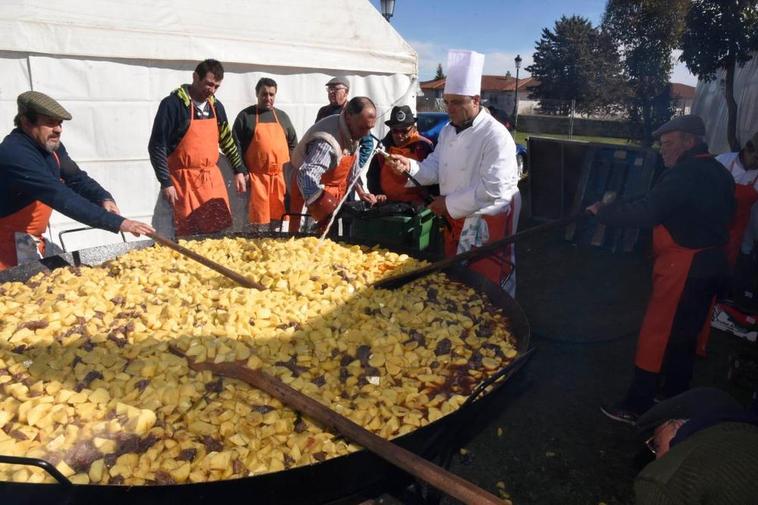 Los voluntarios de cocina preparando el guiso de “Piñata” otro año