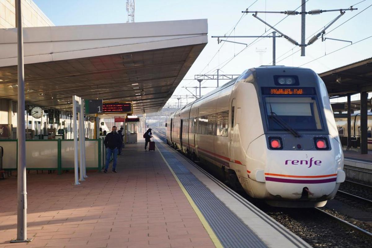 Un tren a punto de salir de la estación de Salamanca.