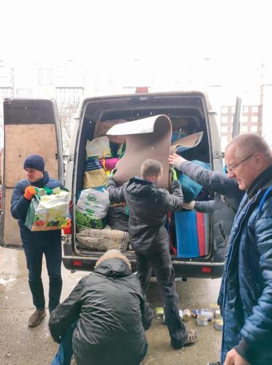 Trabajo de descarga de la furgoneta enviada desde Salamanca con ayuda para los afectados por la guerra