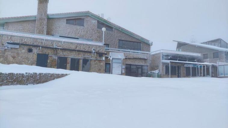 Imagen de la zona de edificios en La Covatilla con mucha nieve caída en las últimas horas.