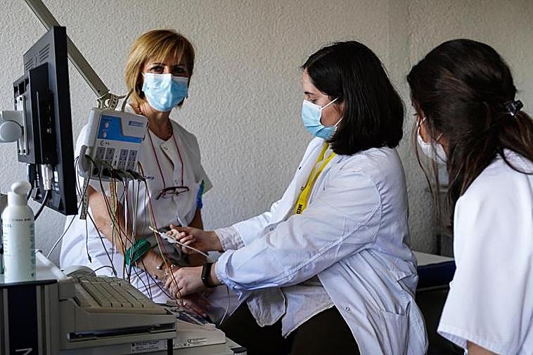 Personal femenino de distintas categorías profesionales en el servicio de Neurología.