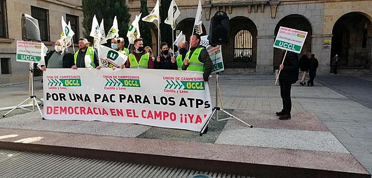 Concentración de UCCL en la plaza de la Constitución.