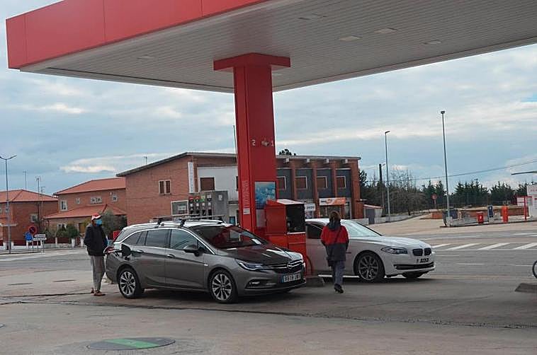 Los vecinos lusos eran ayer los principales clientes en las estaciones de servicio oñorenses.
