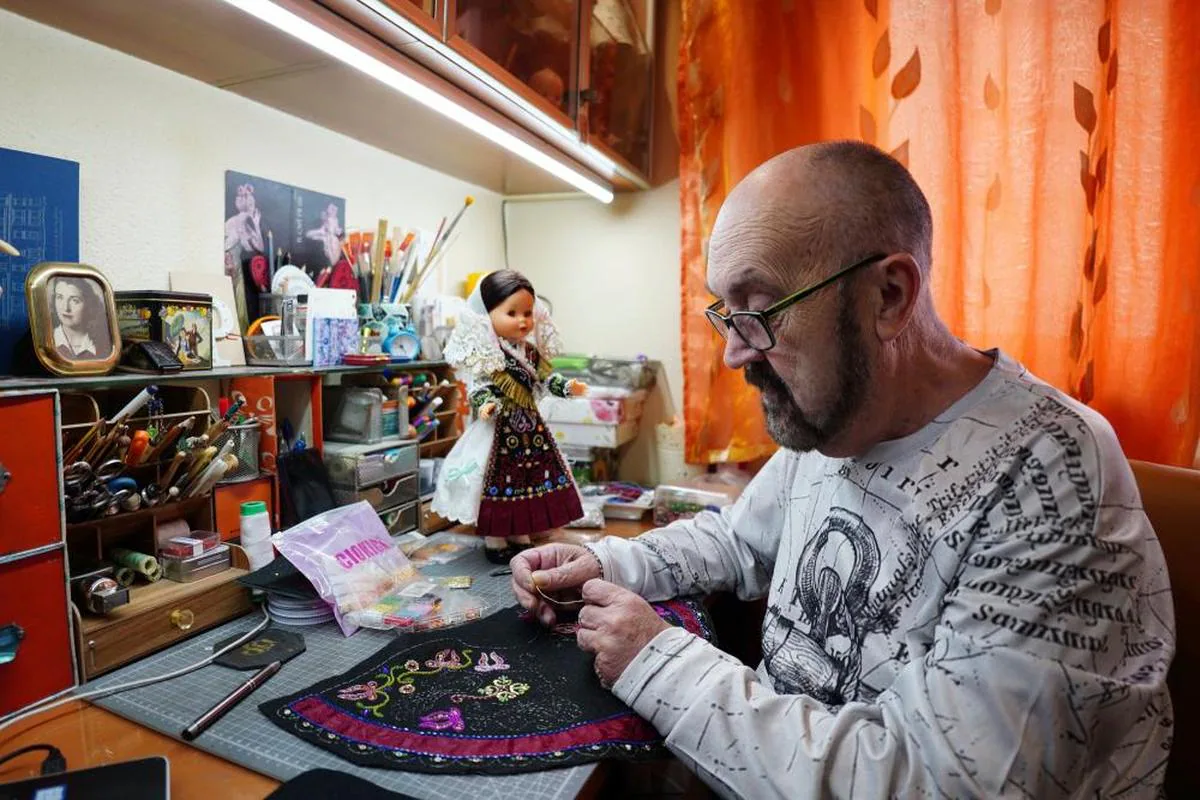 El sastre confecciona un traje de charra por encargo para una Nancy.