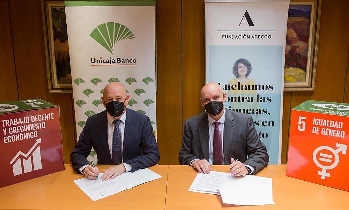 El director de Relaciones Institucionales e Imagen de Unicaja Banco, Fernando Ríos, y el director regional de la Fundación Adecco en Andalucía Oriental, Miguel Ángel de Pedro