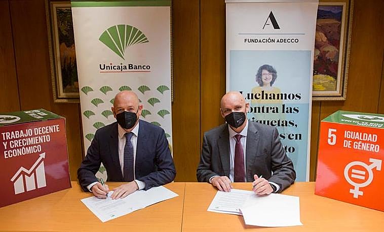 El director de Relaciones Institucionales e Imagen de Unicaja Banco, Fernando Ríos, y el director regional de la Fundación Adecco en Andalucía Oriental, Miguel Ángel de Pedro