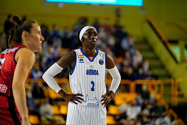 Kahleah Copper mirando la canasta.