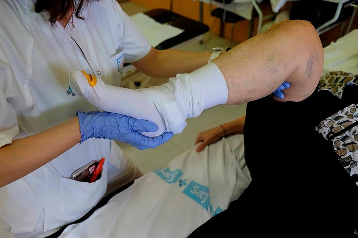 Una trabajadora de Sacyl realiza trabajos de fisioterapia