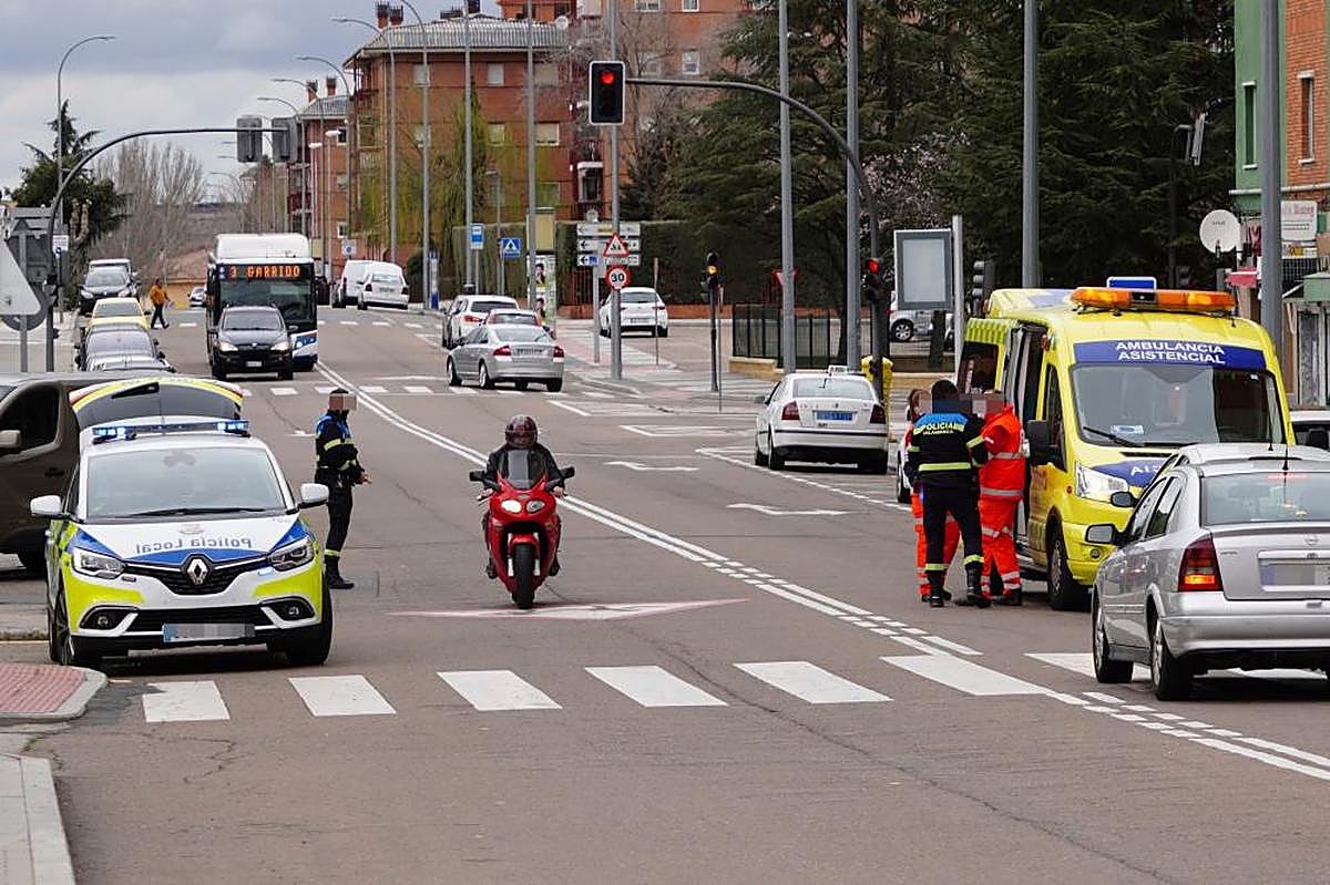 Una ambulancia y una patrulla de la Policía Local en el barrio San José.