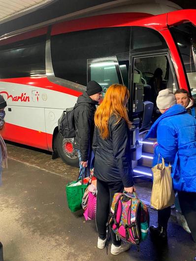 Refugiados ucranianos accediendo al autobús en la estación de Varsovia.