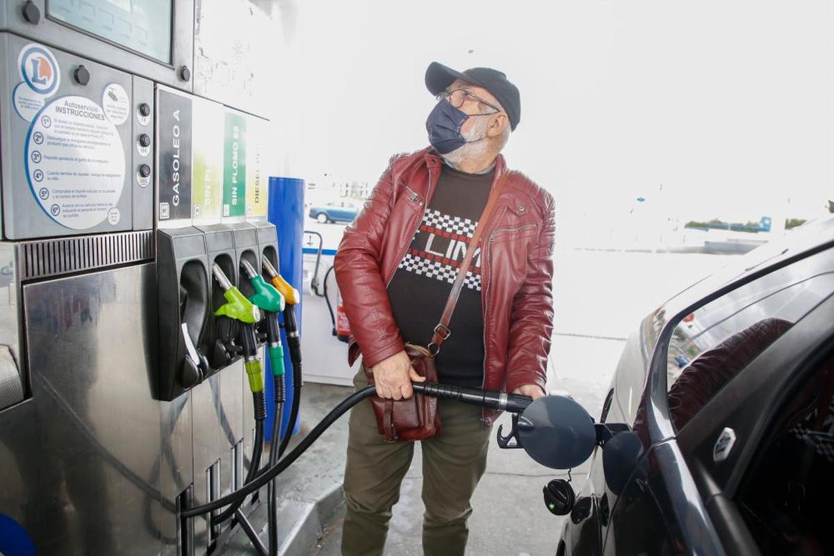 Un conductor repostando ayer gasóleo en una estación de servicio de Salamanca.