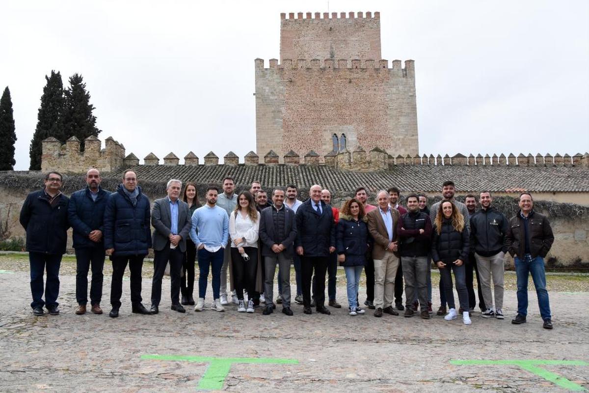 El consejero con los representantes municipales y los participantes en la jornada sobre cooperativismo