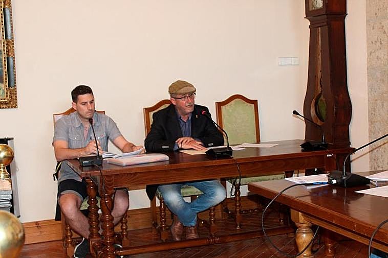 Miguel Rodero, de IU, con Francisco López, de PP, en un pleno en Candelario