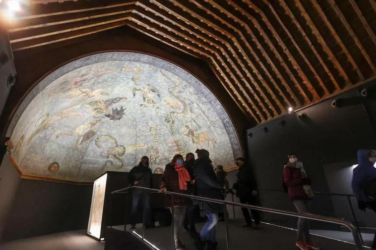 Un grupo de visitantes admira la pintura de Gallego, conocida como “El Cielo de Salamanca”
