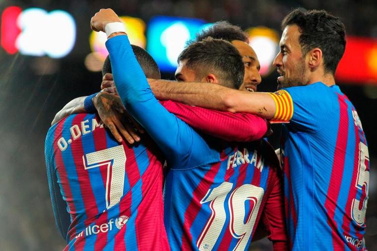 Los jugadores del Barça celebran uno de sus goles