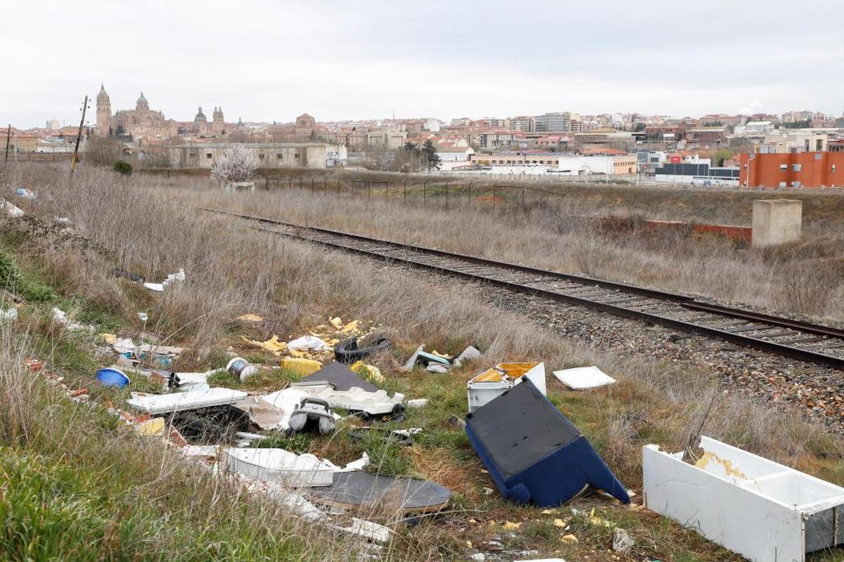 Muebles, electrodomésticos y otros residuos acumulados junto a la antigua vía de la Ruta de la Plata