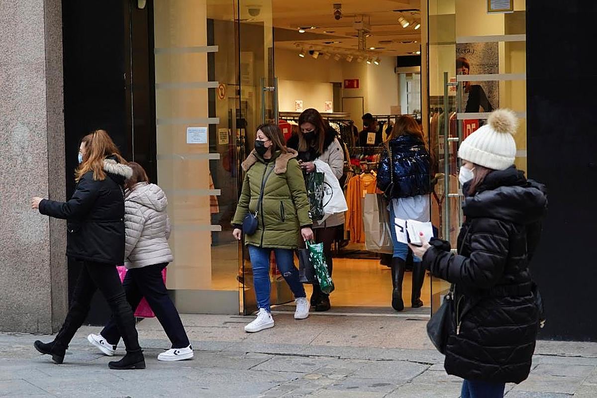 Clientes salen de un establecimiento de ropa de Salamanca
