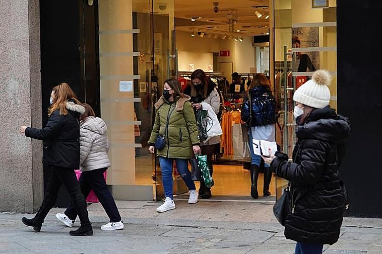 Clientes salen de un establecimiento de ropa de Salamanca