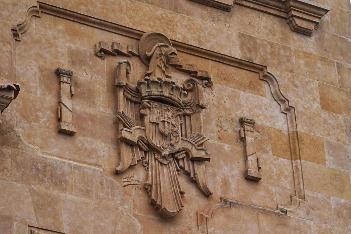 Detalle de uno de los escudos situados en los torreones de la antigua sede del Banco de España.