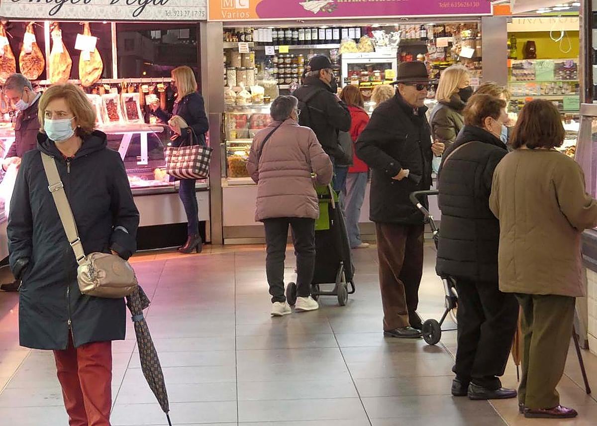 Clientes en  uno de los pasillos del Mercado Central de Salamanca.