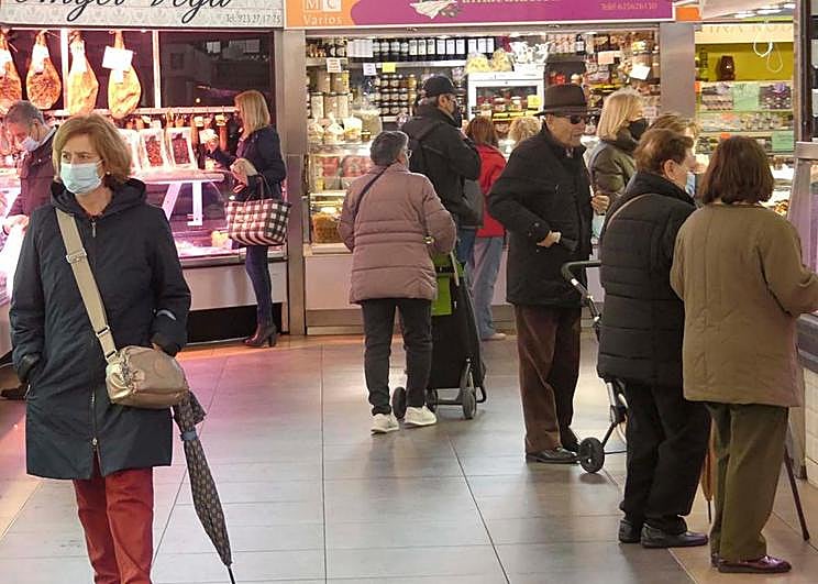 Clientes en  uno de los pasillos del Mercado Central de Salamanca.