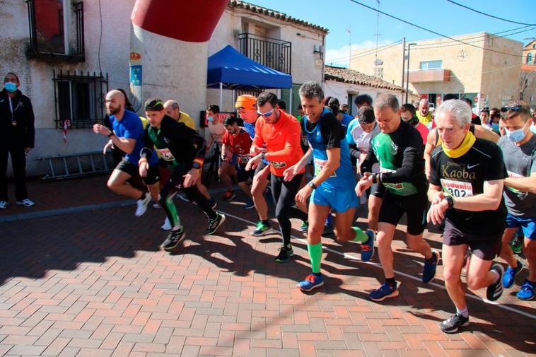 La salida de la carrera absoluta en la localidad de Doñinos.