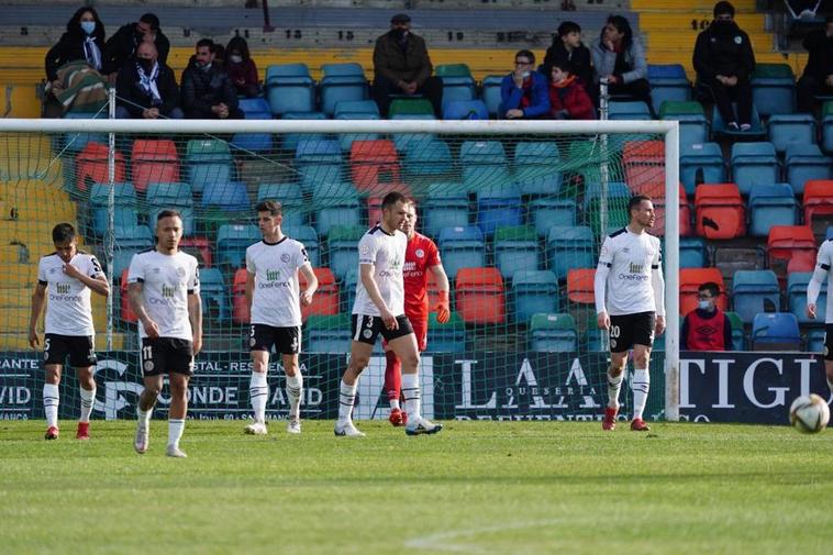 Caras de decepción de los jugadores del Salamanca el domingo en el Helmántico