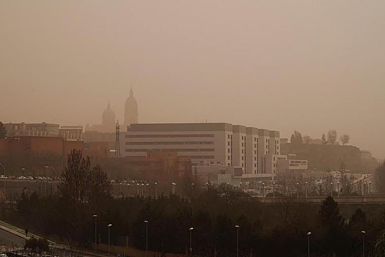 El hospital de Salamanca bajo la calima.