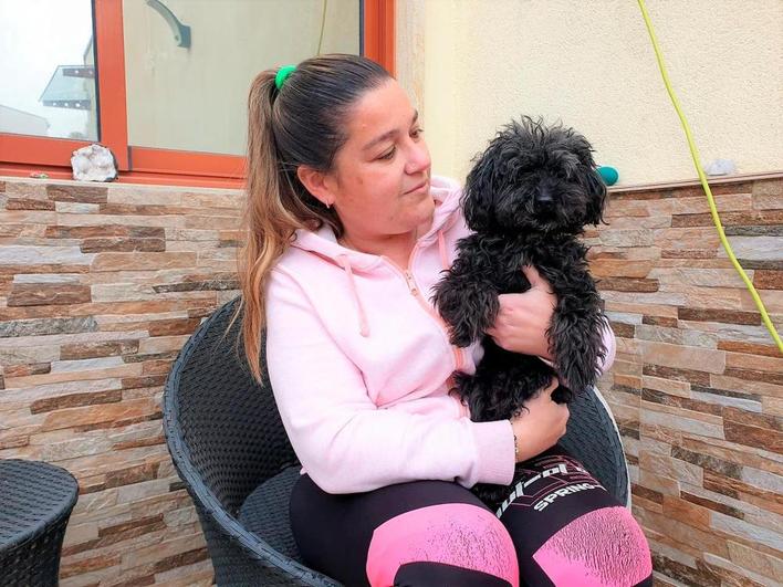 Silvia Ramajo junto a su perro “Toto” en Doñinos