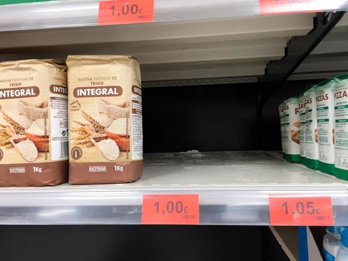 Estantería de un supermercado sin harina de fuerza y la especial para hacer bizcochos.