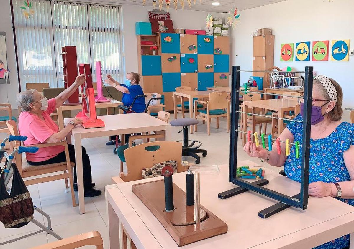 Varias mujeres haciendo actividades para ejercitar la agilidad.