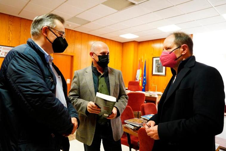 Eduardo Fabián, profesor de Derecho, Fernando Carbajo, decano de la Facultad de Derecho, y el escritor Bernard Minier.