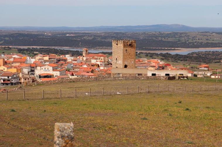 Vista de Cespedosa de Tormes con el pantano de Santa Teresa al fondo