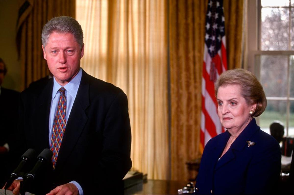 Madeleine Albright junto a Bill Clinton