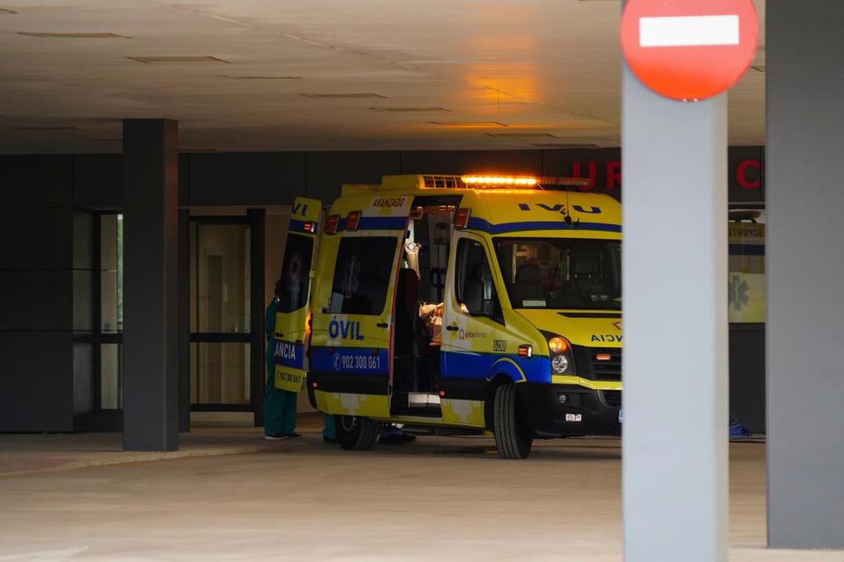 Una ambulancia traslada a un paciente a la puerta de Urgencias del nuevo Hospital