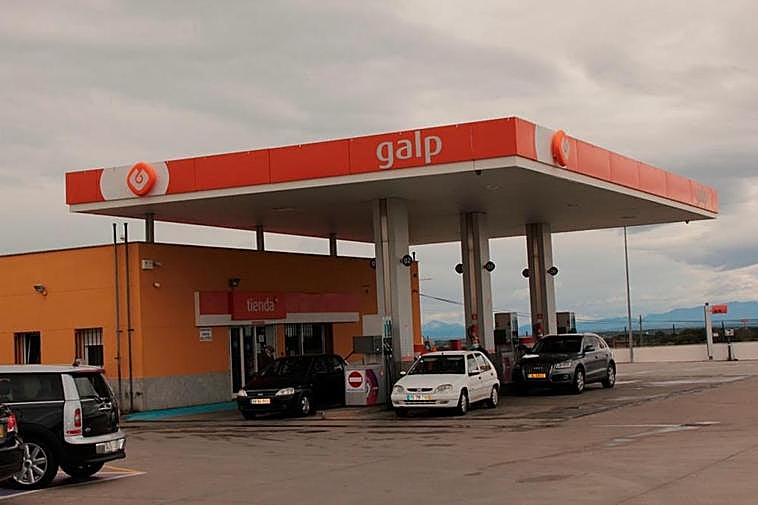 Vehículos extranjeros repostando en una de las gasolineras de Fuentes de Oñoro.