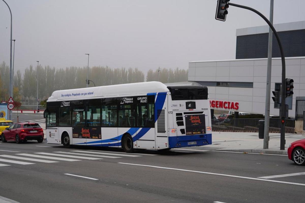 Un autobús urbano junto al nuevo Hospital de Salamanca.